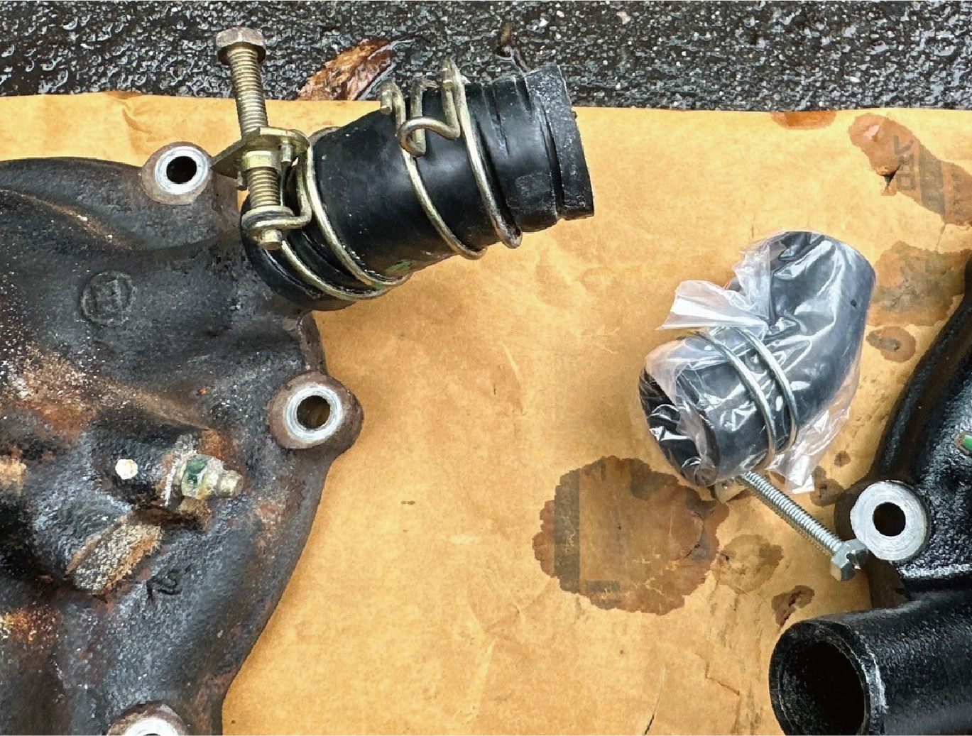 冷却水ラインの劣化したホースおよびホースバンドの交換
