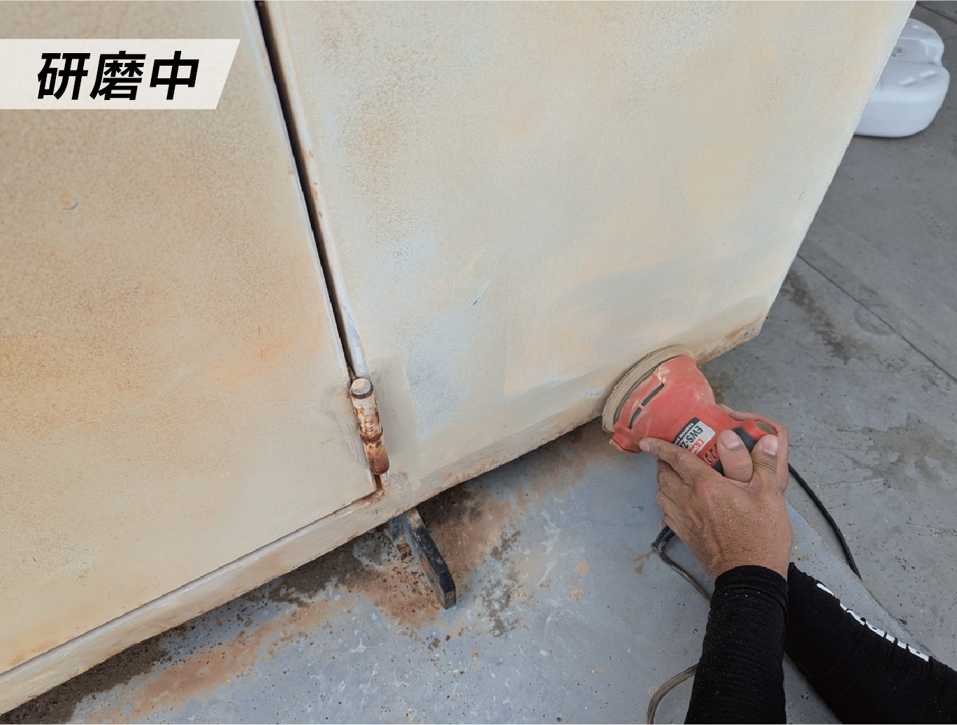 発電機塗装 研磨中